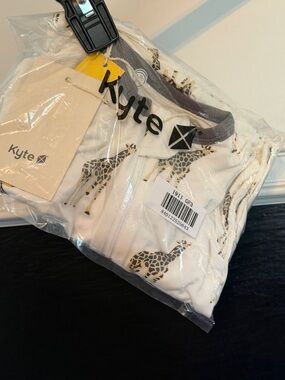 Kyte BABY Print Zip-up Footie with Giraffe Print Size 6-12 Month